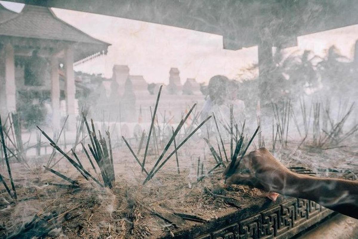 lukisan seekor kuda yang sedang merumput di taman
