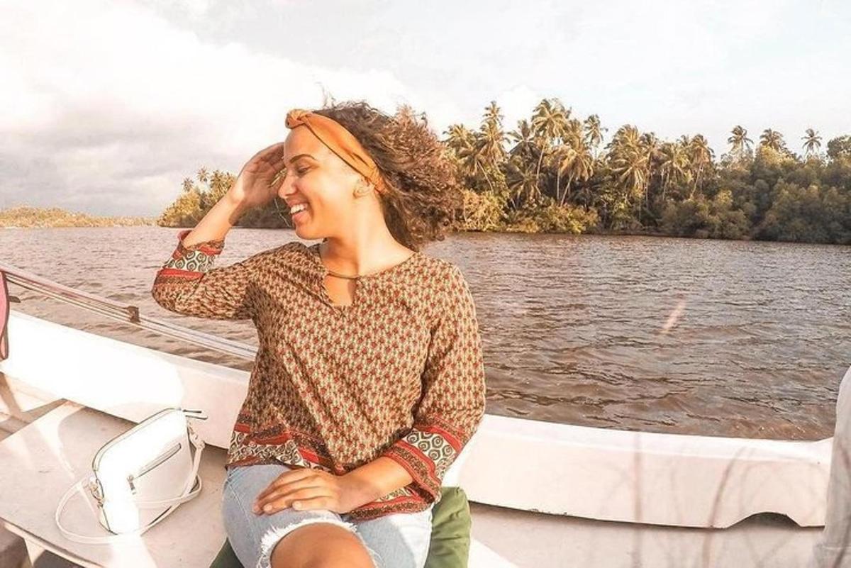 una donna seduta su una barca sull'acqua