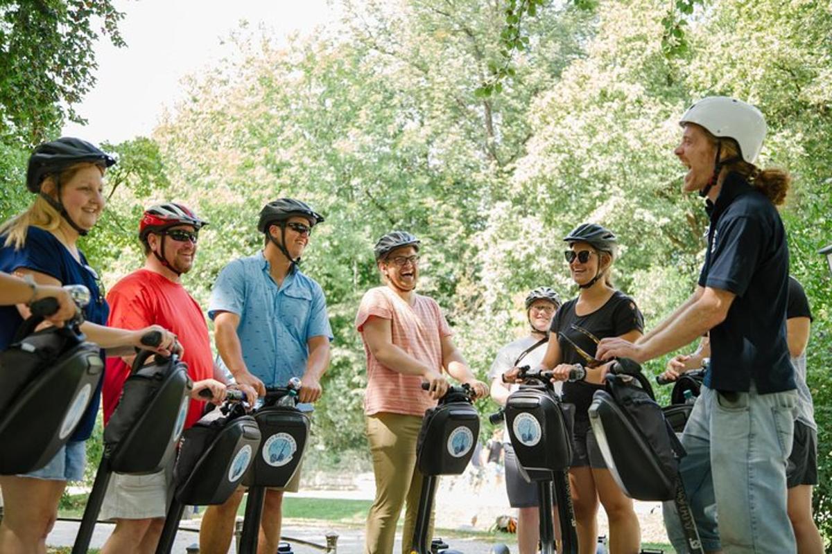 un grup de persones dempeus amb les seves bicicletes