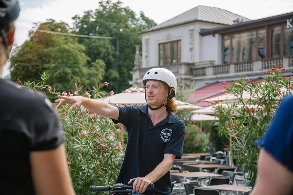 un home amb casc dret amb una bicicleta