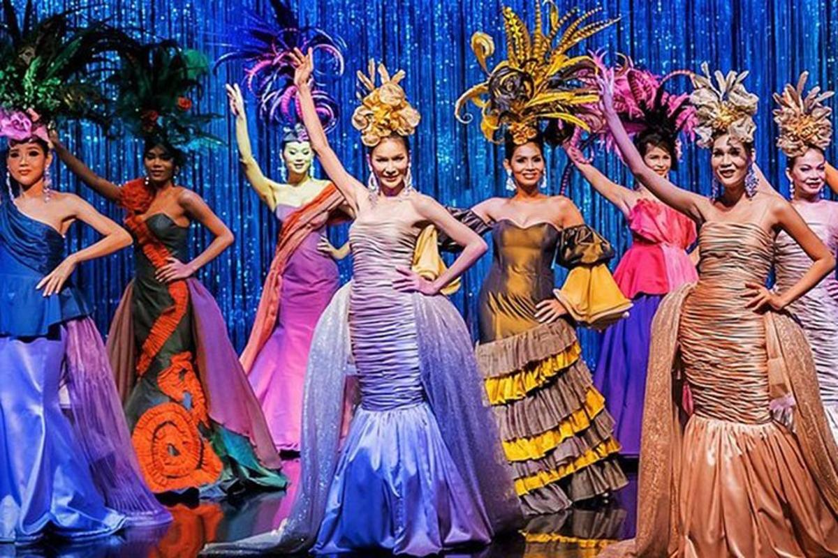 um grupo de mulheres de vestido em um palco