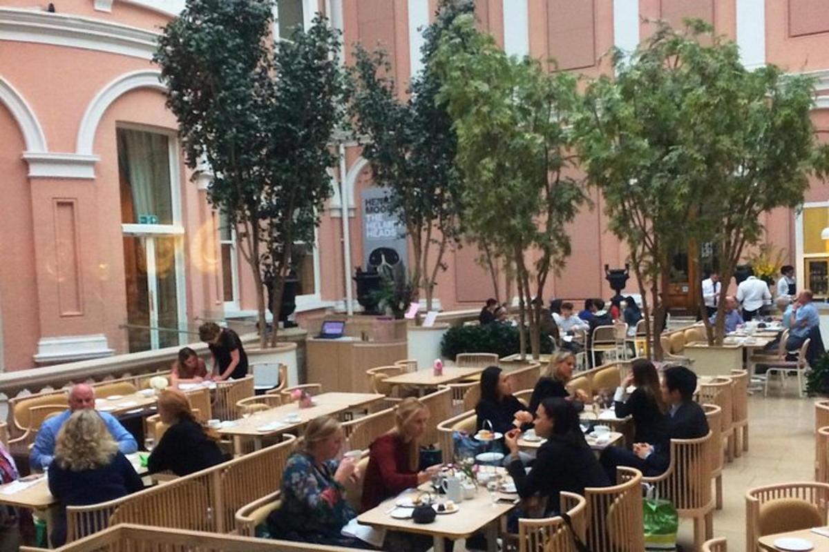 un grup de oameni așezați la mese într-un restaurant