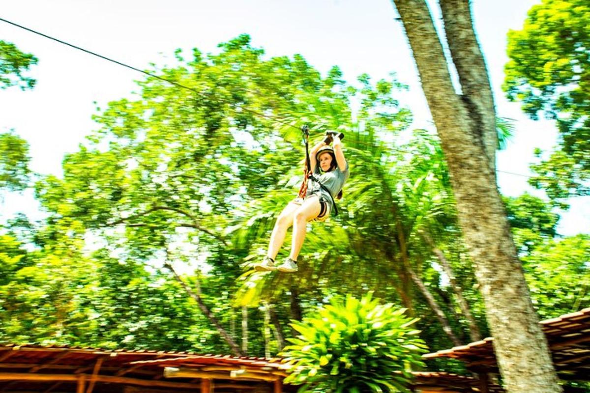 Žena skáče do vzduchu na zip line