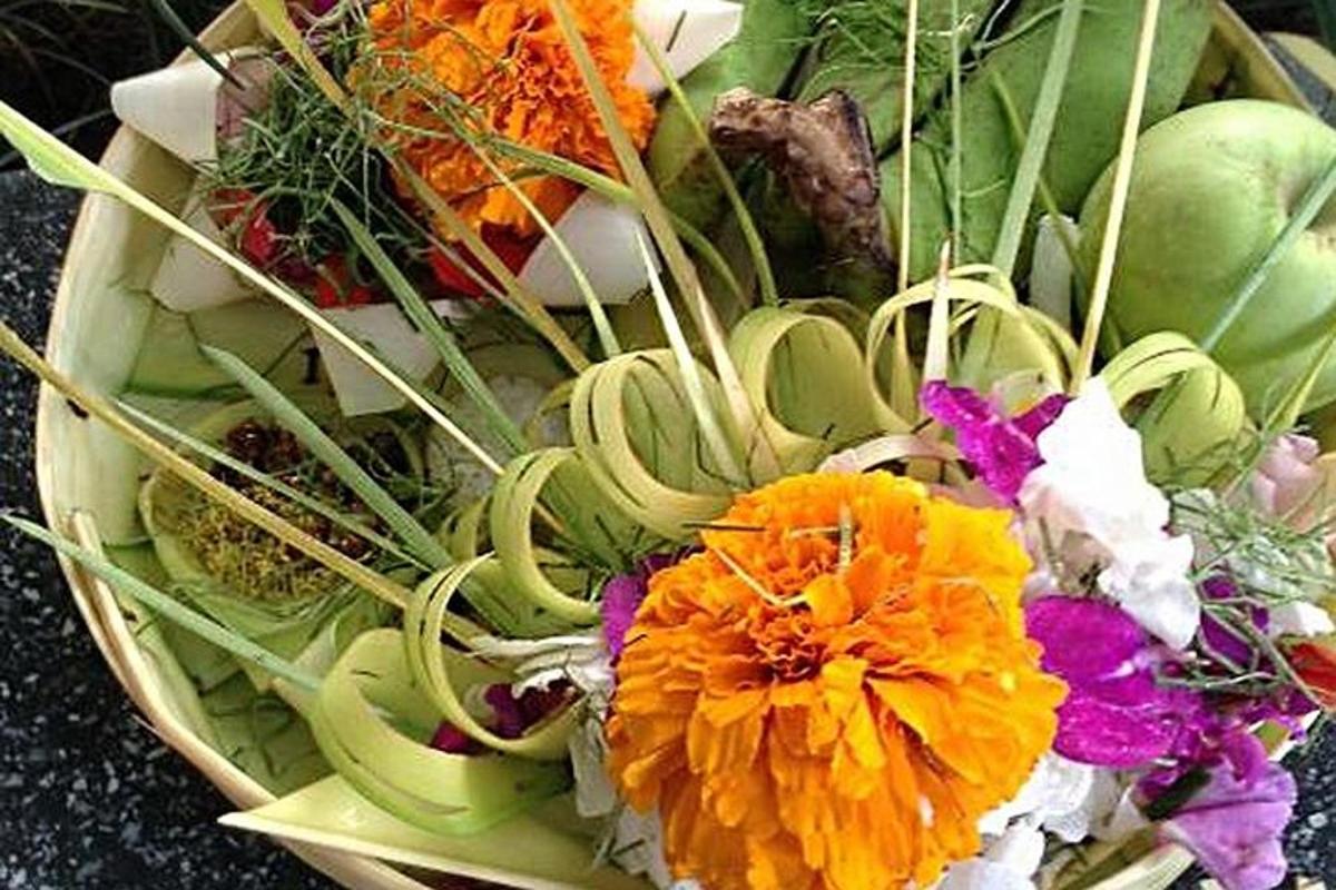 un cesto di verdure e fiori su un tavolo