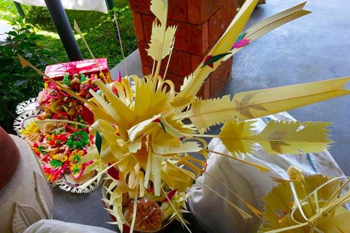 een vaas gevuld met gele bloemen op een tafel