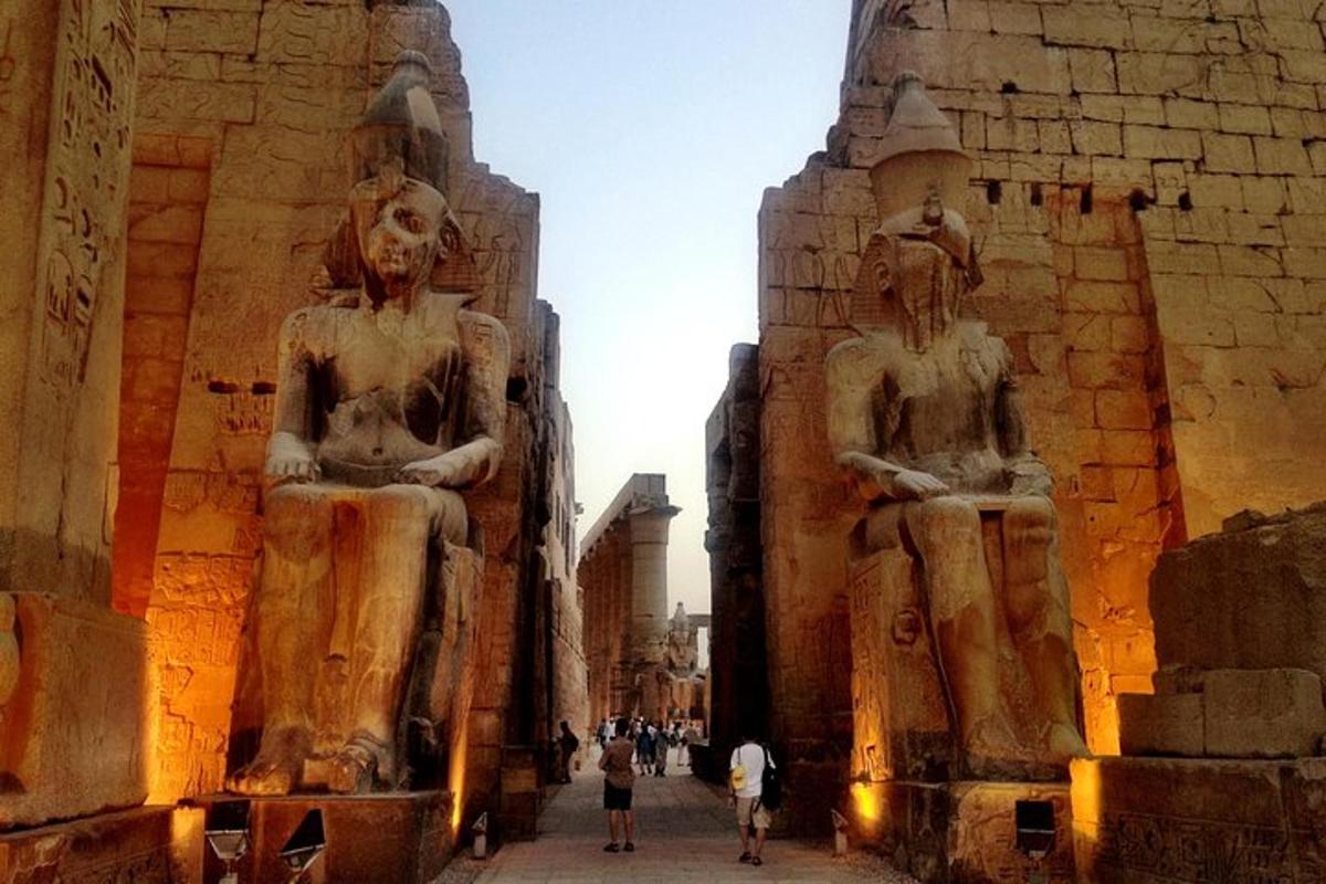 due grandi statue di persone in piedi accanto a un edificio