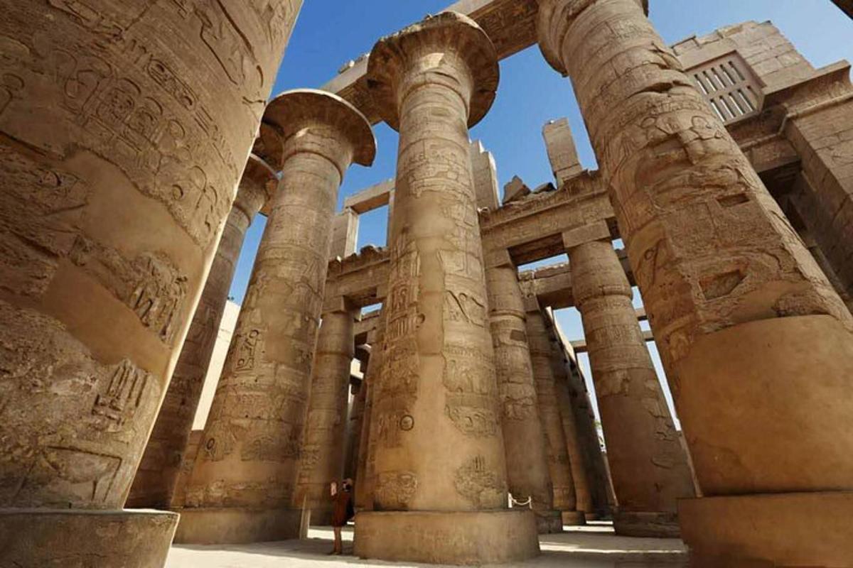 un antico edificio con colonne in una città
