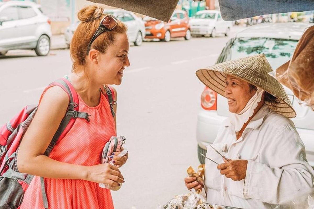 starsza kobieta stojąca obok kobiety na ulicy