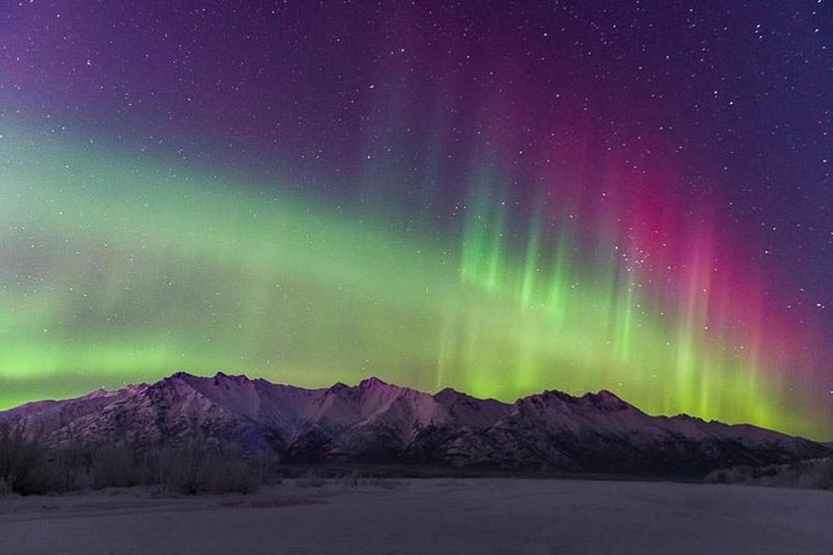 aurora na nebu nad gorami