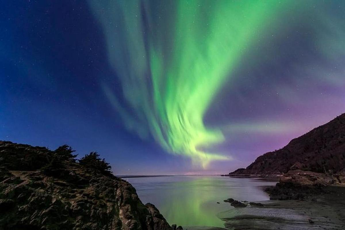 aurora nad vodno površino ponoči