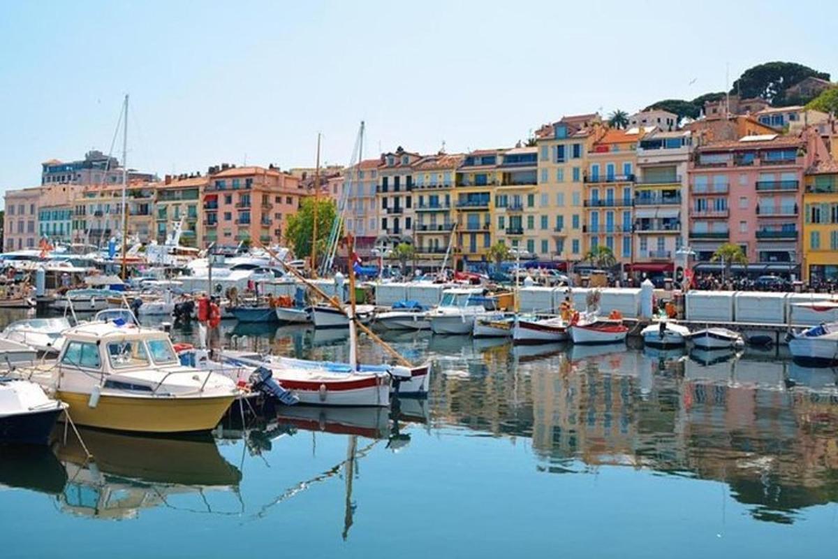 un grup de bărci acostate într-un port cu clădiri