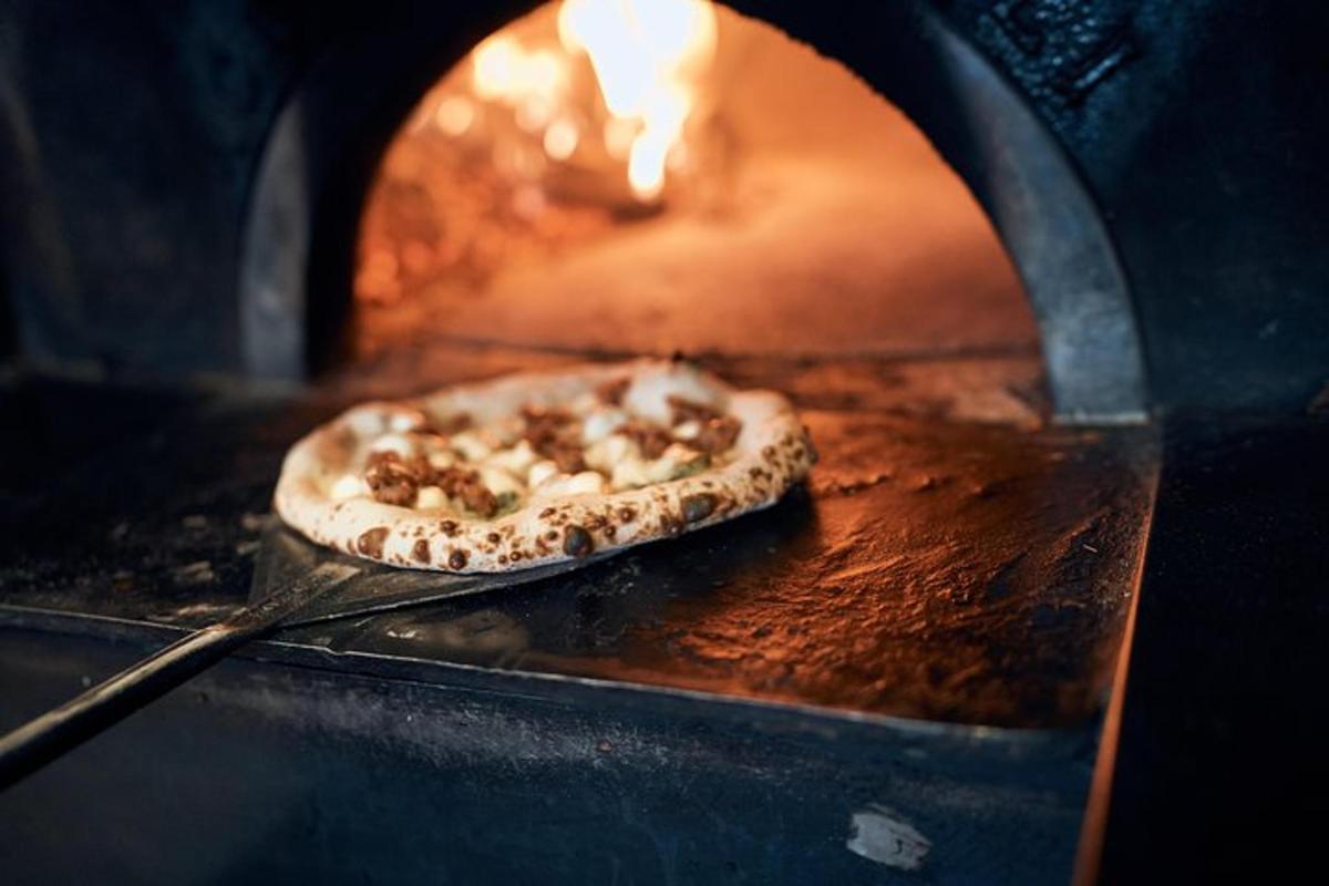 una pizza viene cotta in un forno