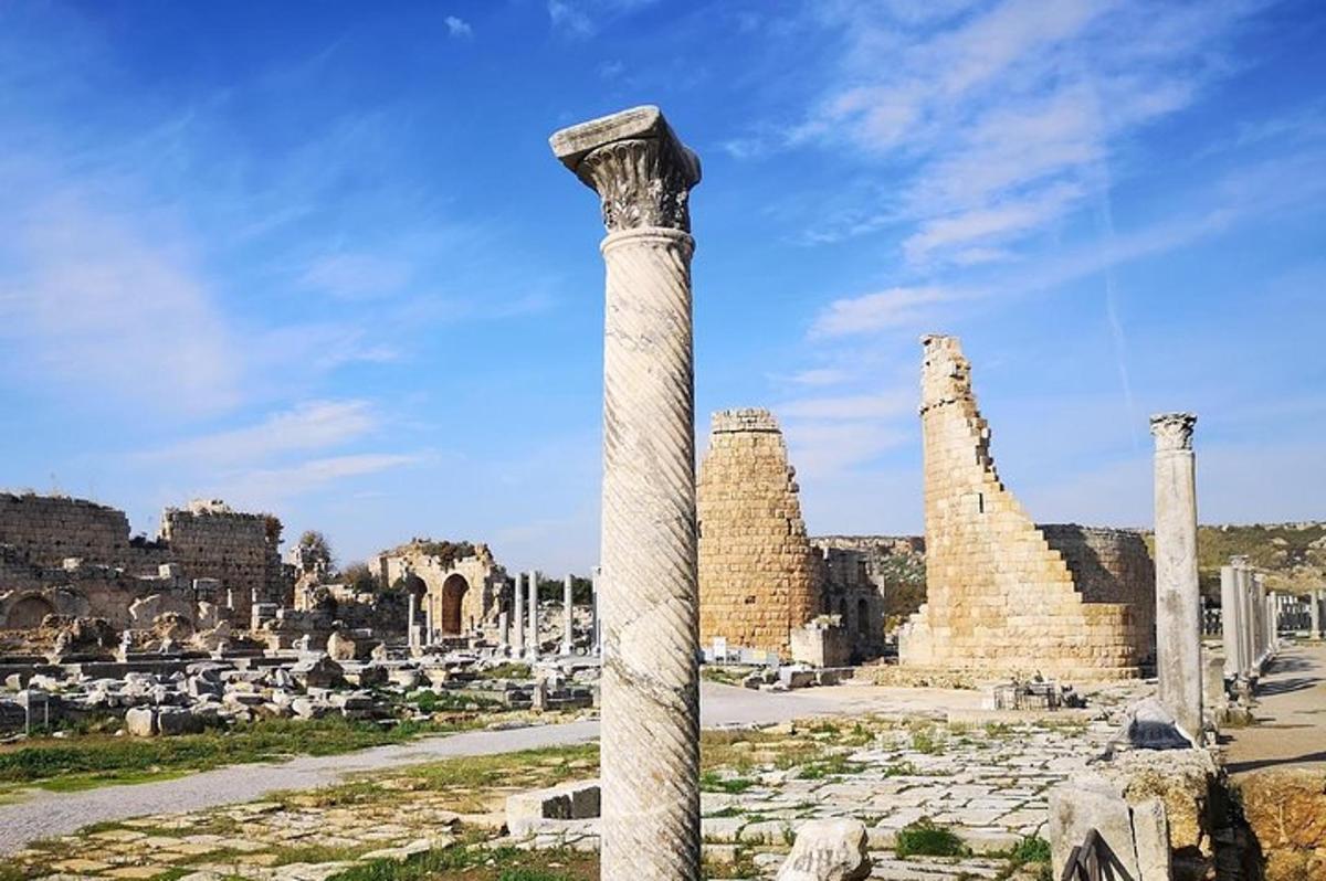 un palo in mezzo a una città con rovine