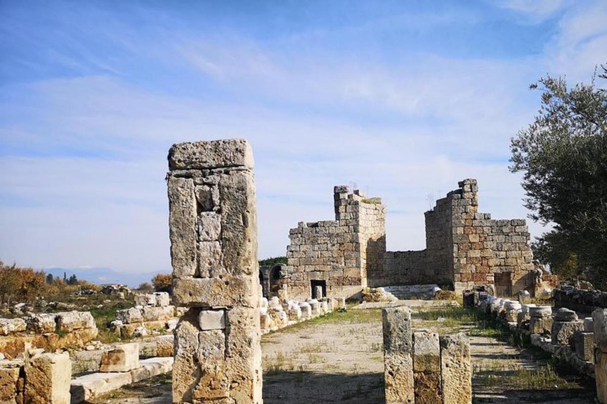un vecchio edificio con colonne di fronte