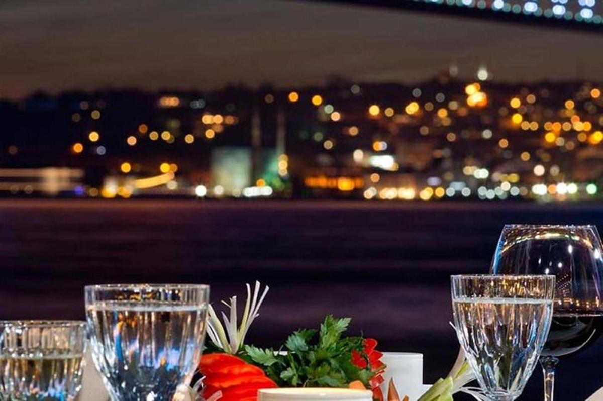 un tavolo con bicchieri da vino e vista sulla città