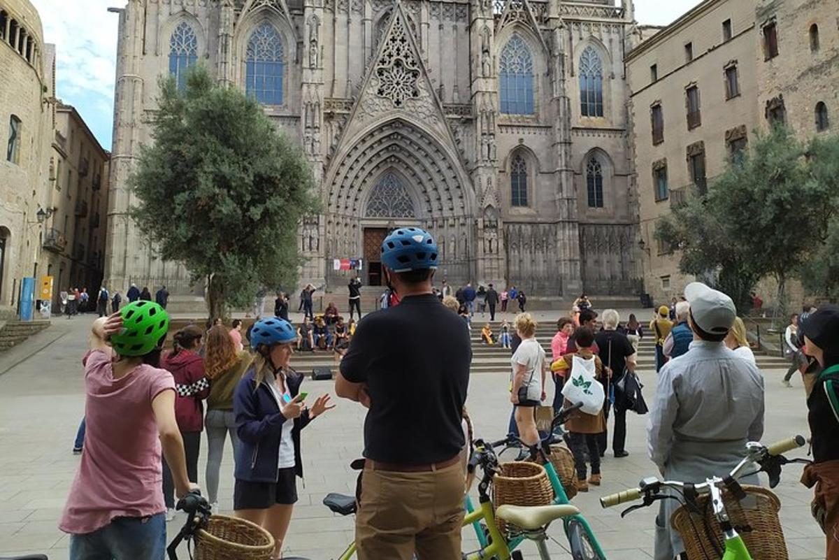 um grupo de pessoas em pé em frente a uma catedral