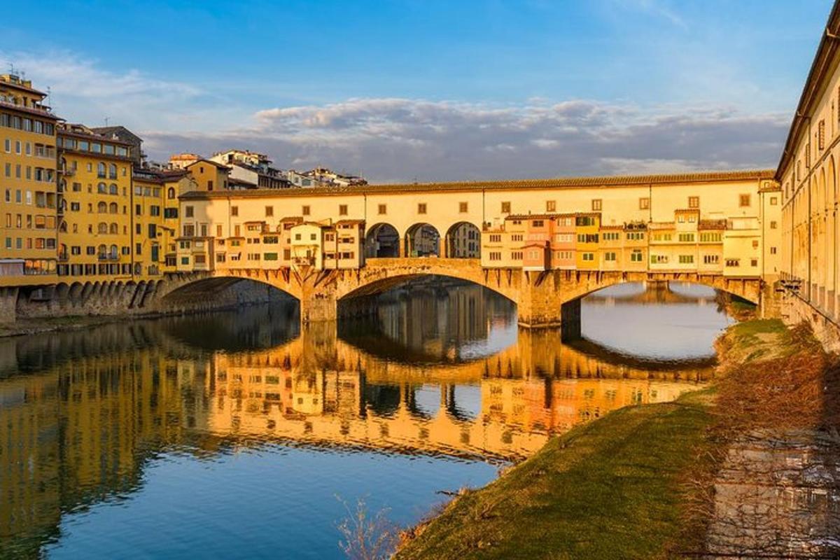 un pont sobre un riu en una ciutat