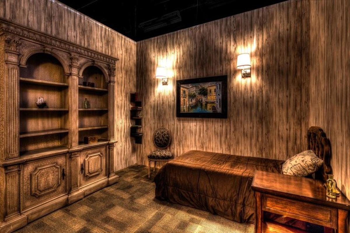 Un dormitorio con una cama y una pared de madera.