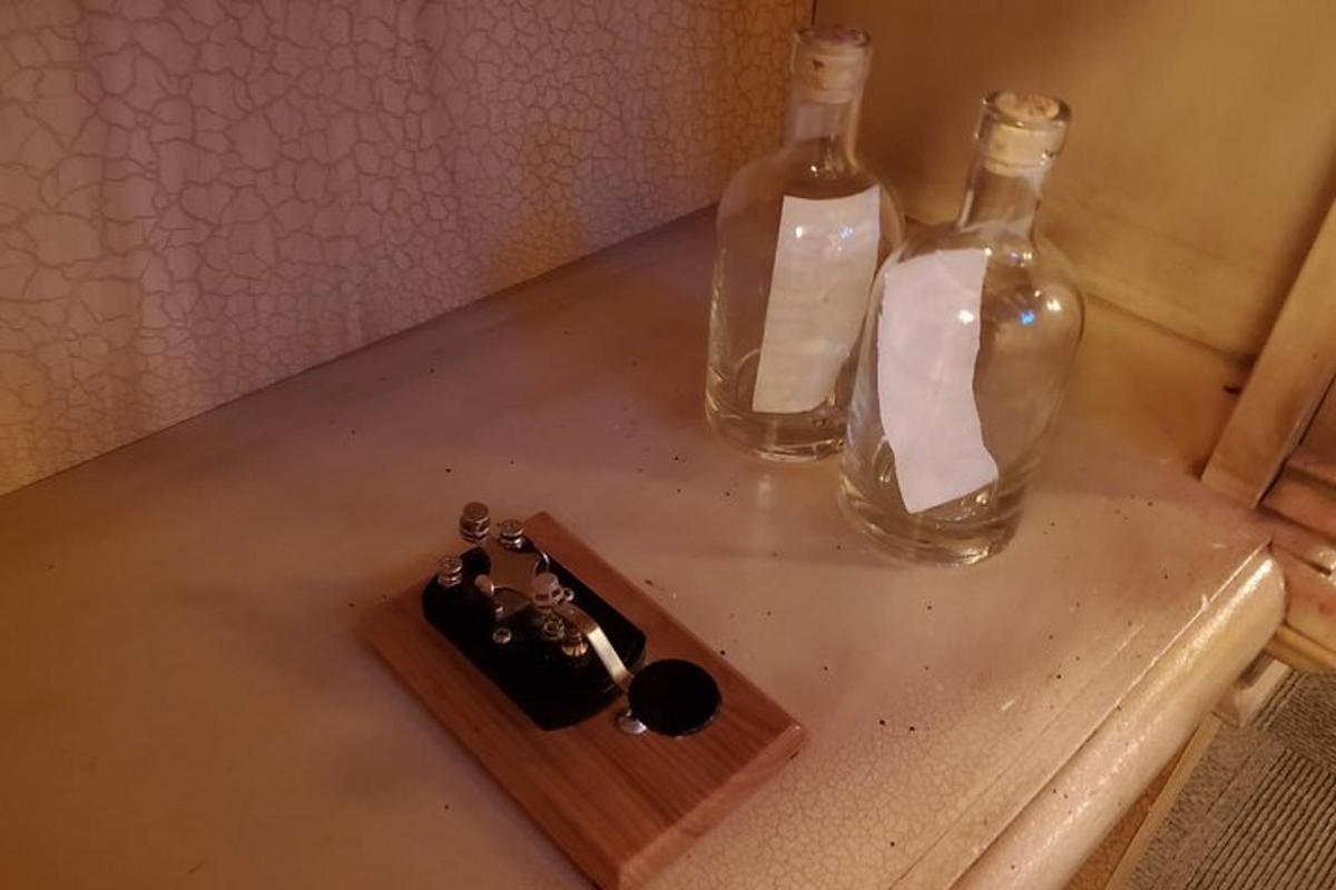 dos botellas encima de una mesa
