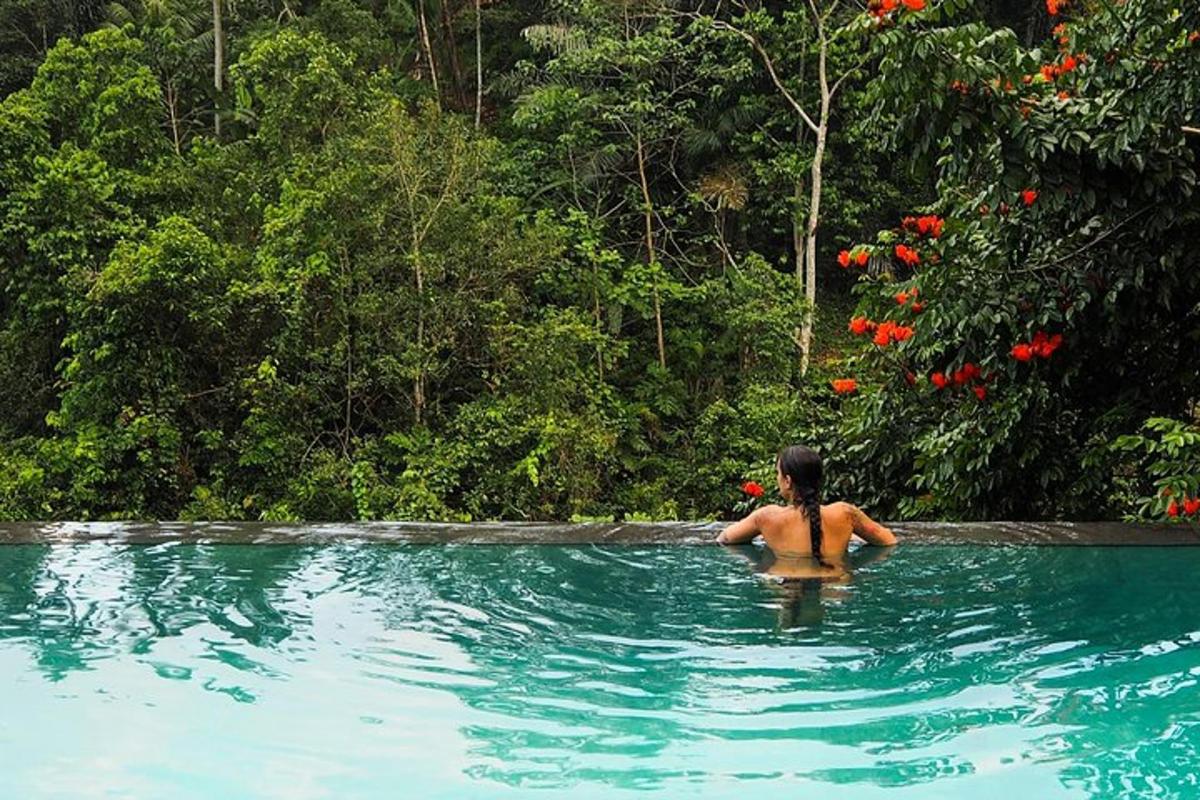 un home en una piscina en un bosc