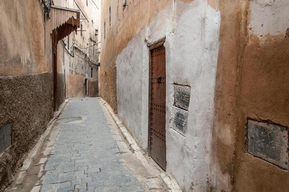 une ruelle vide avec une porte dans un vieux bâtiment