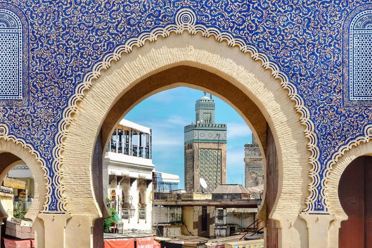 um arco em uma cidade com uma torre do relógio
