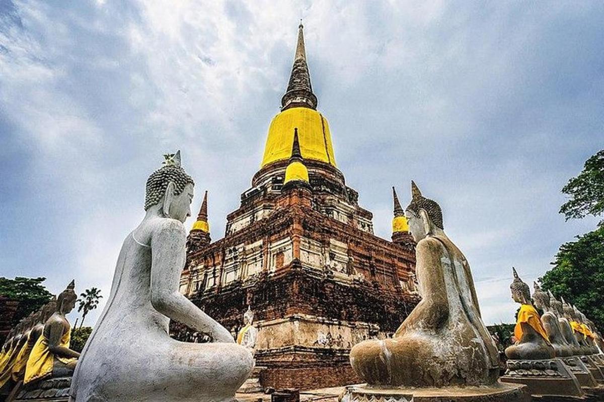 un edificio con due statue di fronte