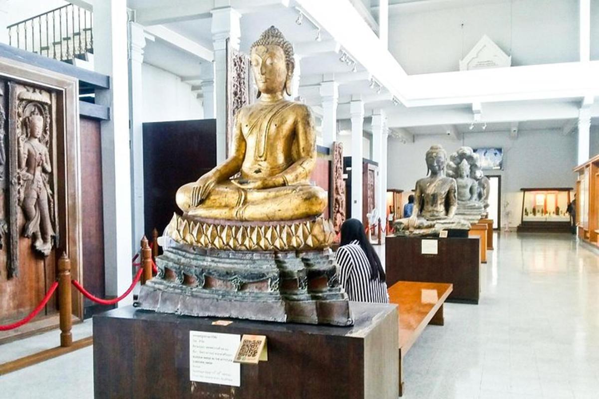 patung emas besar yang dipajang di museum