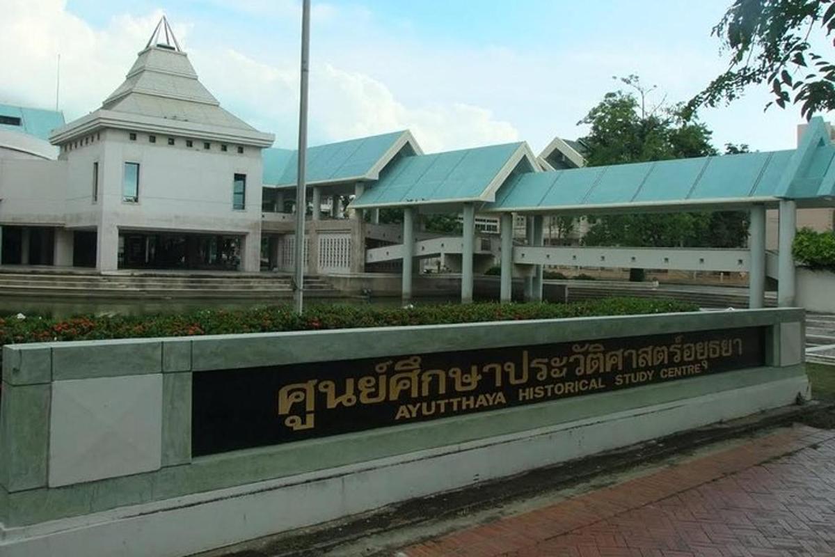 một tòa nhà có biển báo ở phía trước