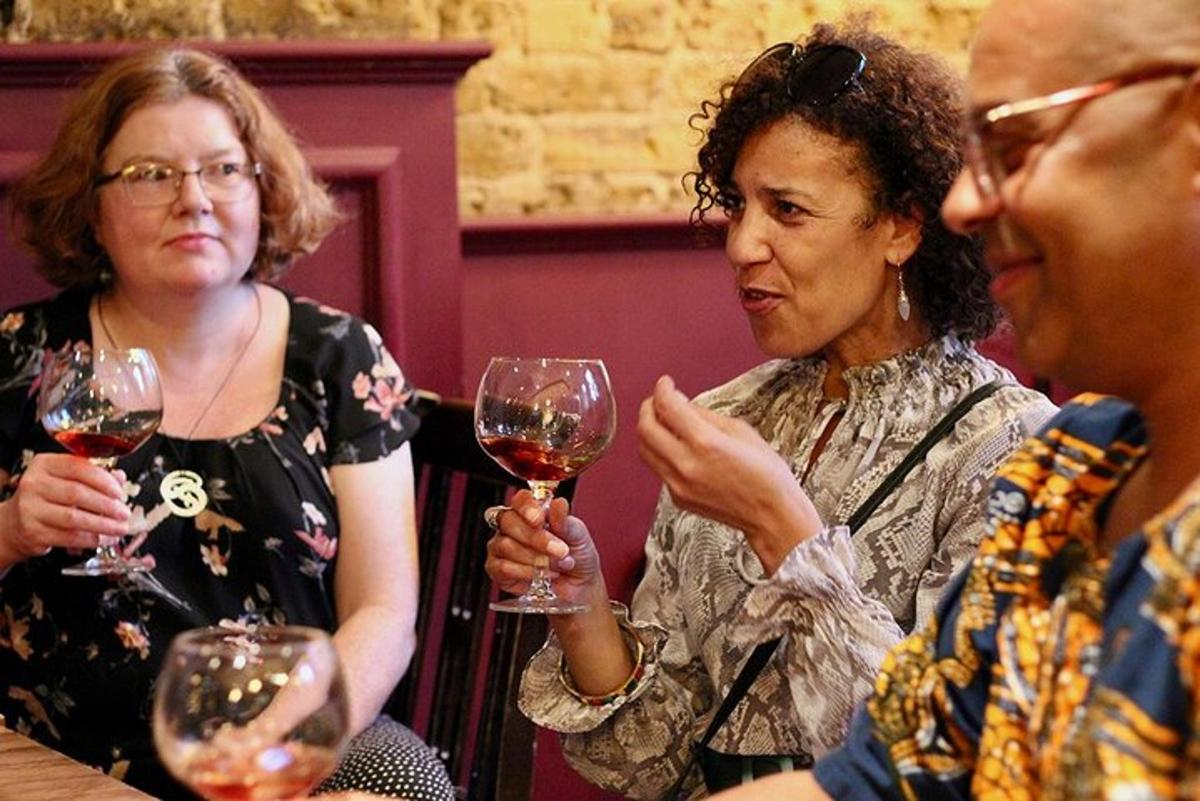 un grupo de personas sosteniendo copas de vino