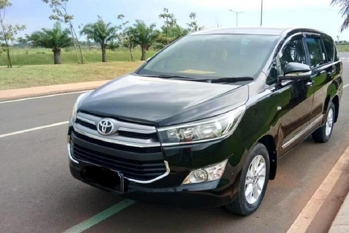 bir toyota fortuner yolda park halinde
