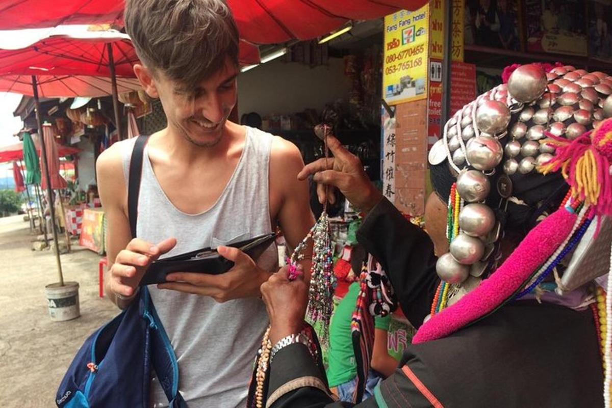 una donna che guarda il suo cellulare in un mercato
