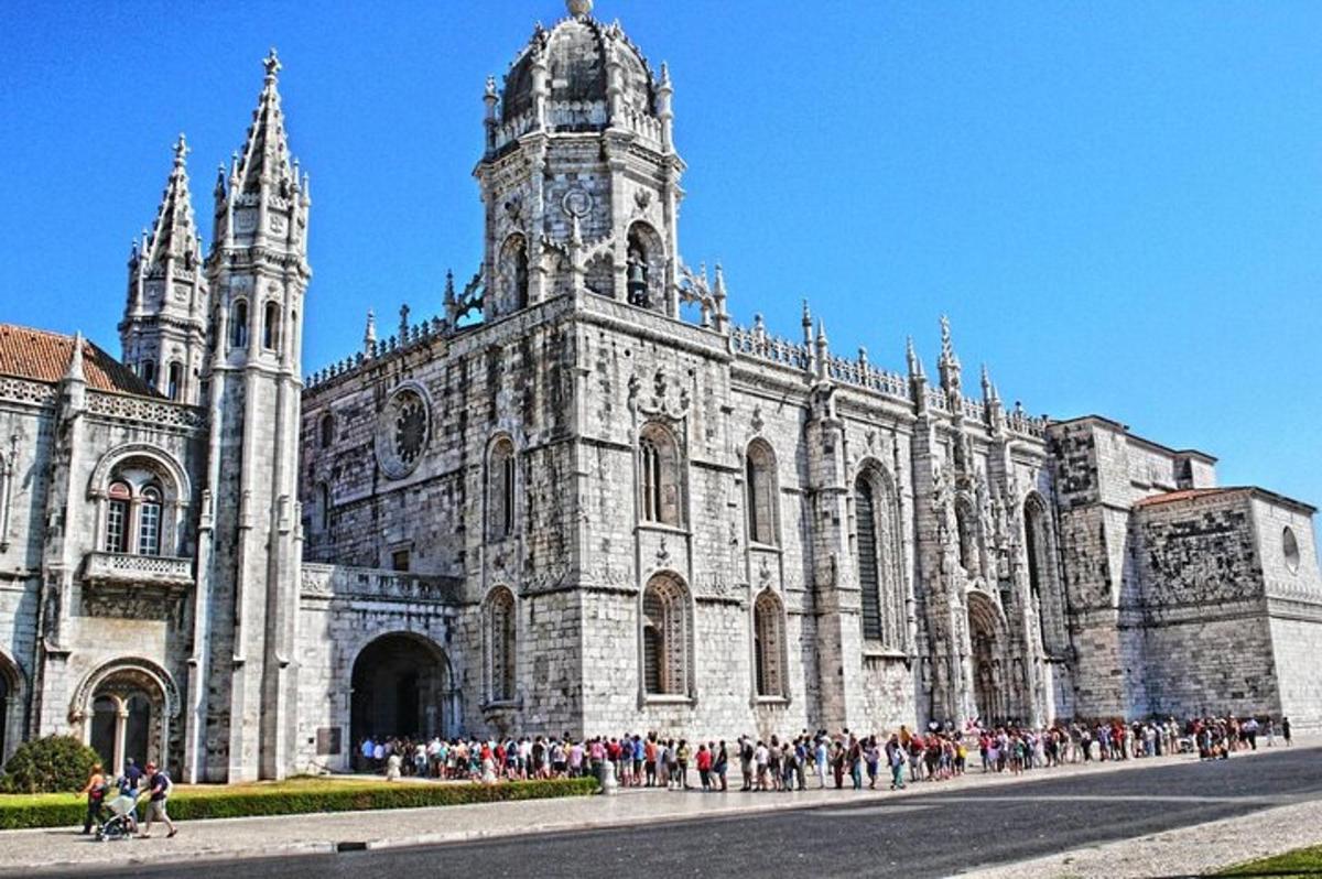 un grup de persones dempeus davant d'un edifici