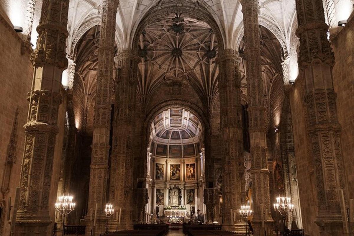 una gran església amb un gran edifici amb sostre