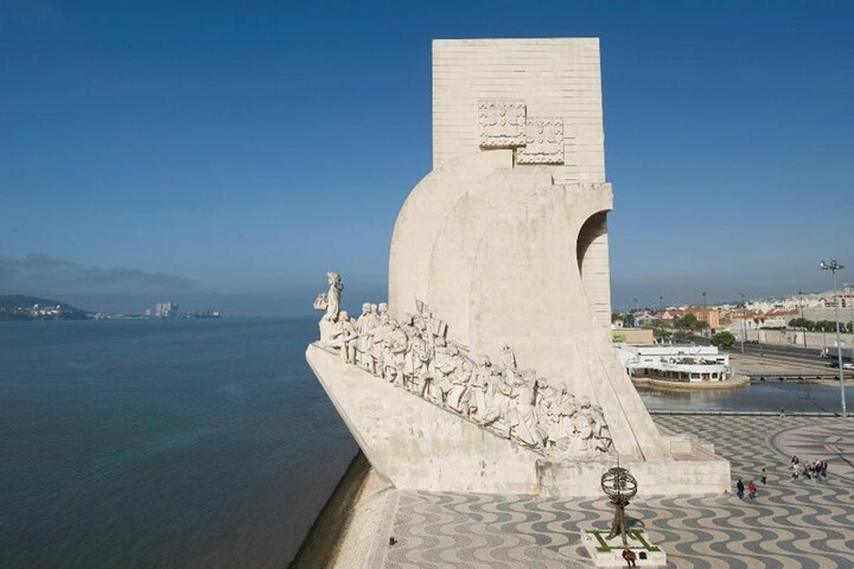 un gran monument al costat d'una massa d'aigua