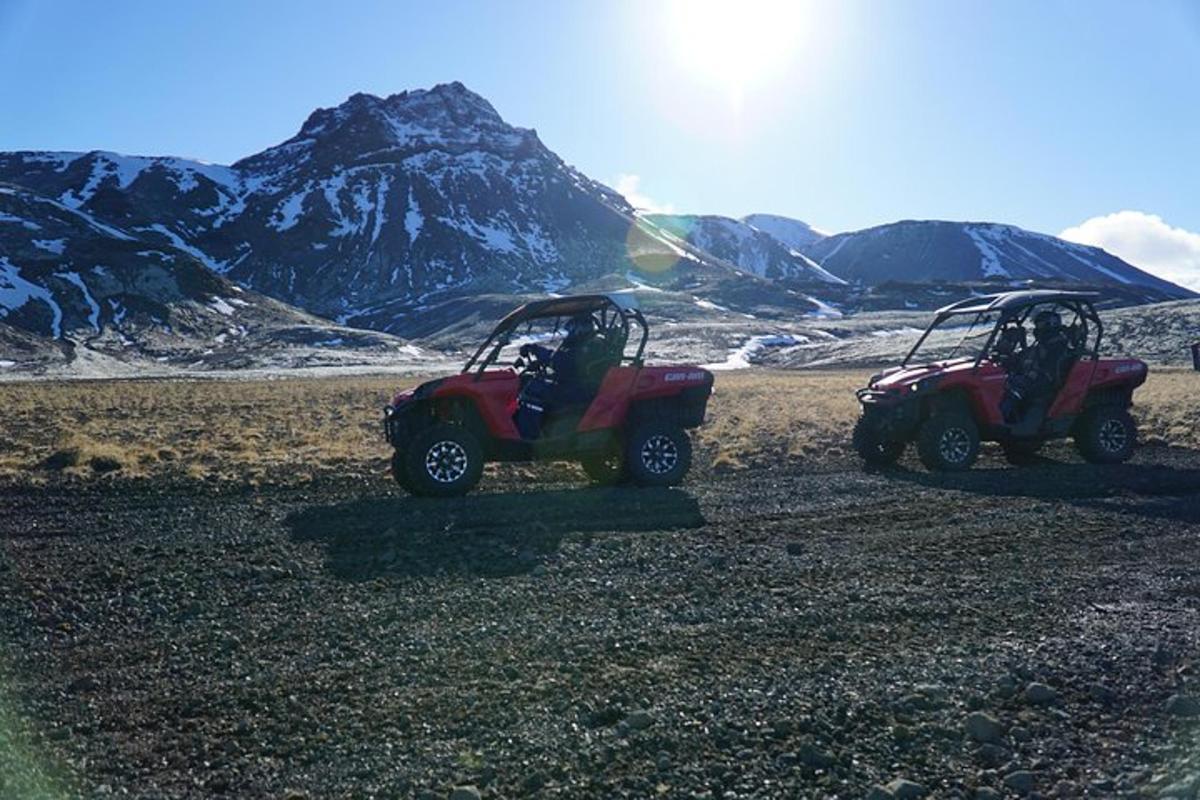 kaks ATV-d põllul, taustal mäed