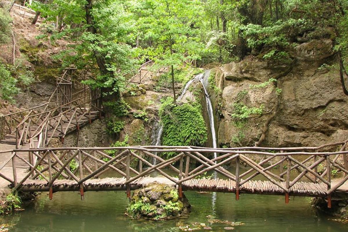 un puente sobre un cuerpo de agua con una cascada