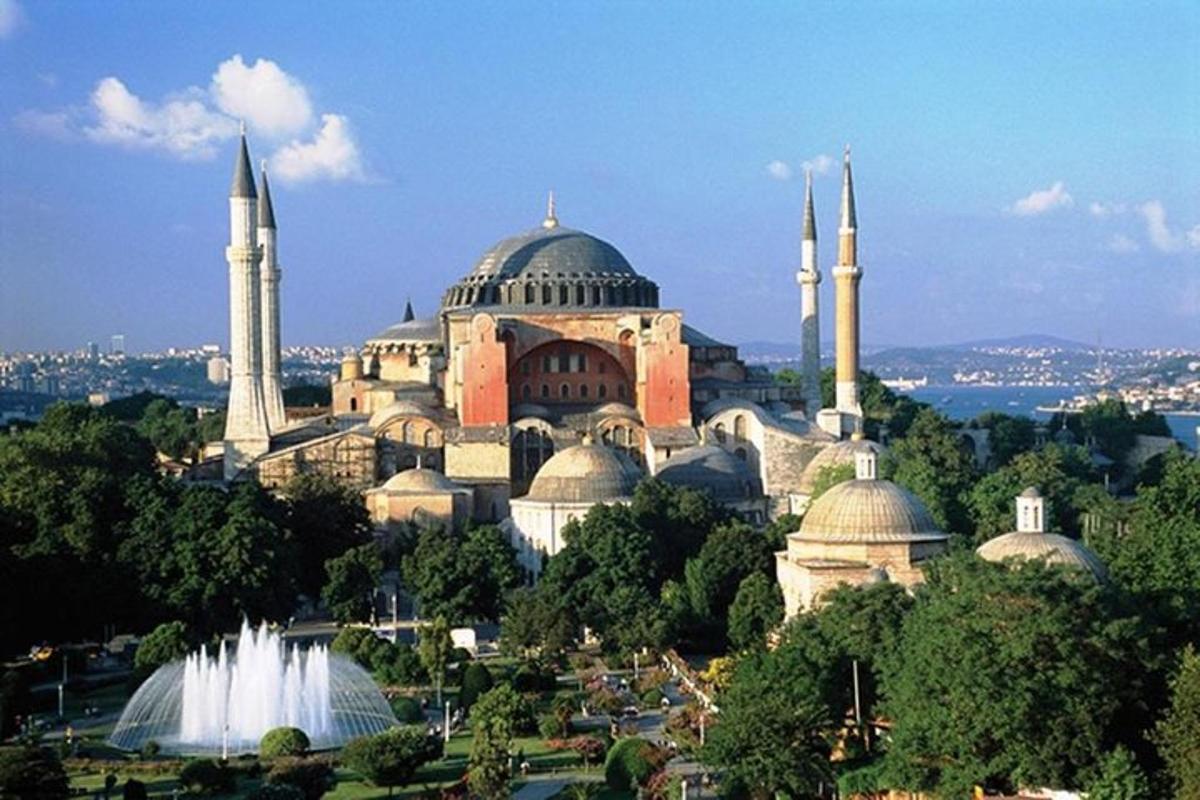 önünde iki cami ve bir çeşme bulunan bir bina