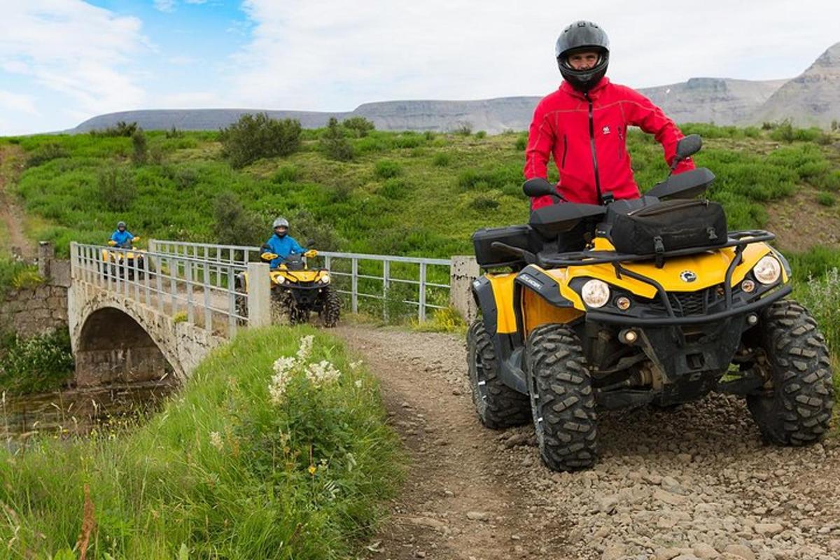 köprüde atv'de bir kişi