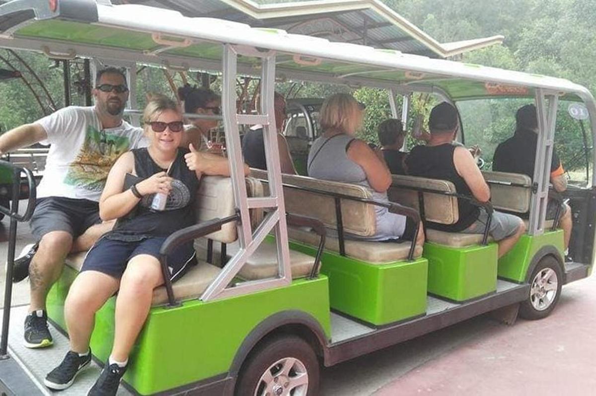 skupina lidí jedoucích v zeleném autobuse