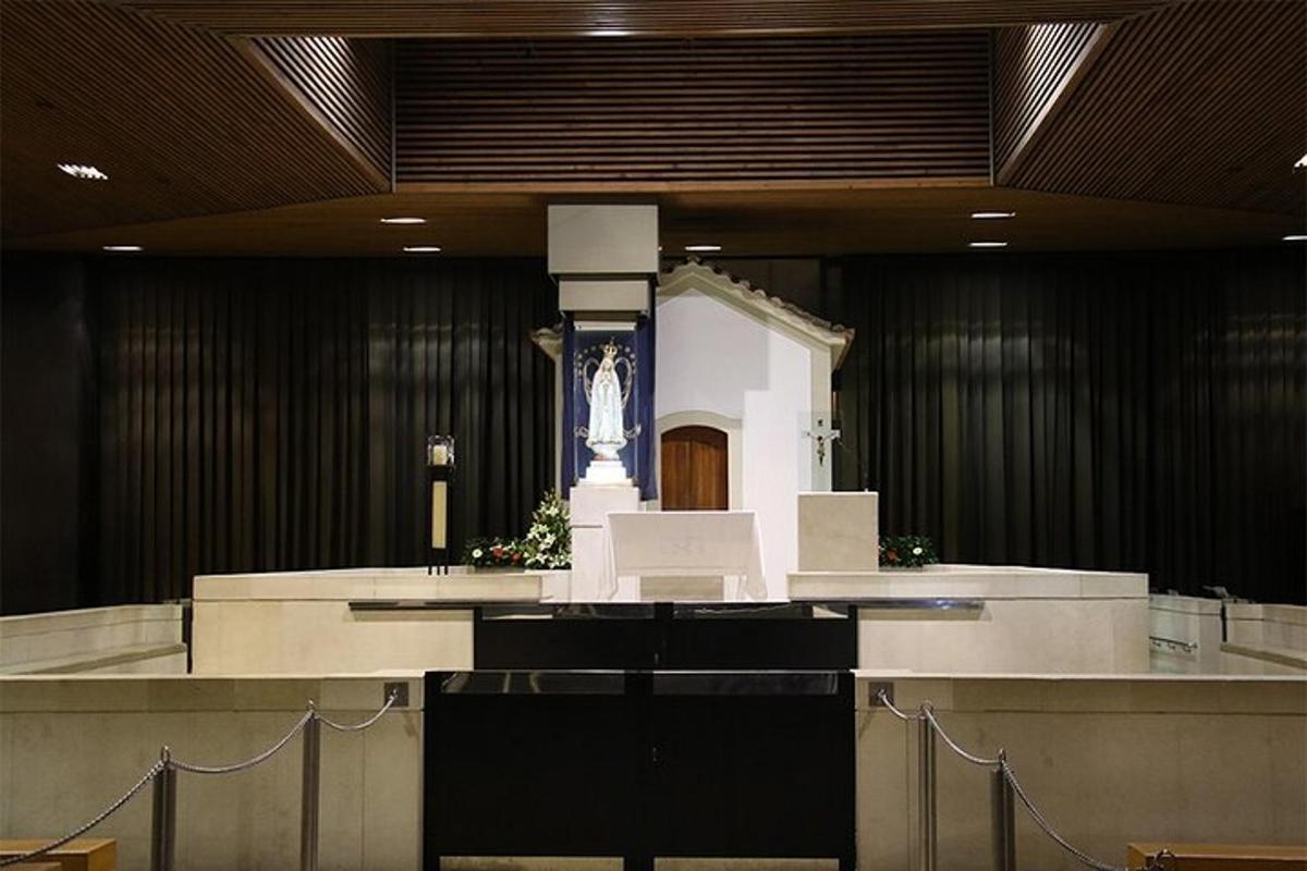 una chiesa con una statua al centro di una stanza