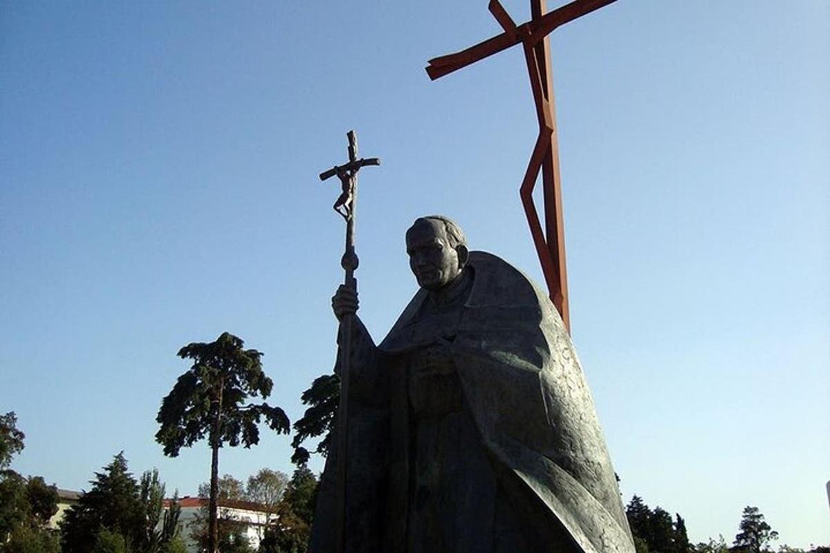 una statua di un uomo che tiene una croce