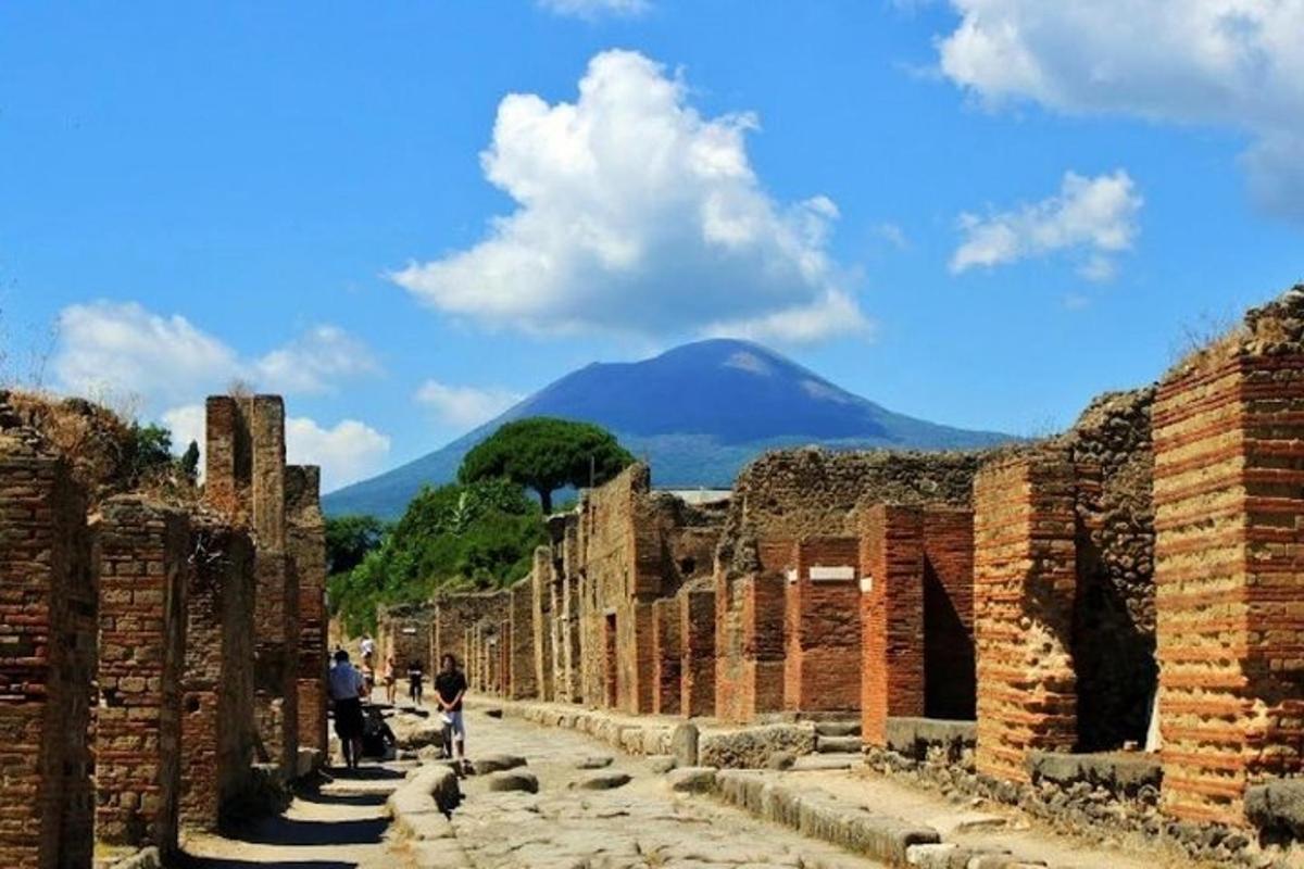 sekumpulan runtuhan dengan latar belakang gunung