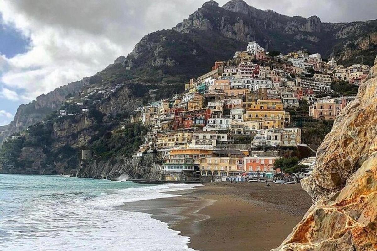 vesnice Positano na úbočí hory
