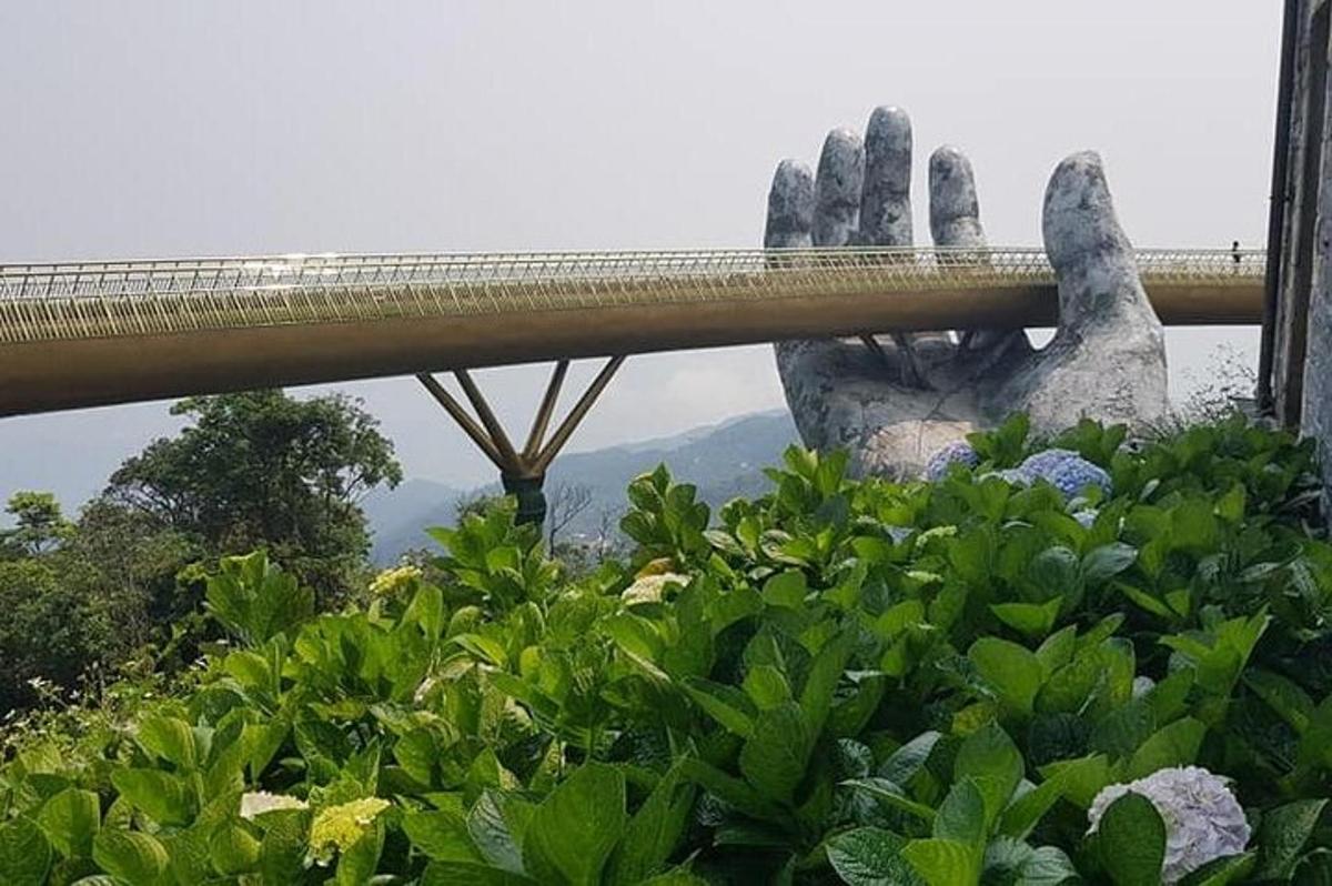 uma estátua de uma mão segurando uma ponte
