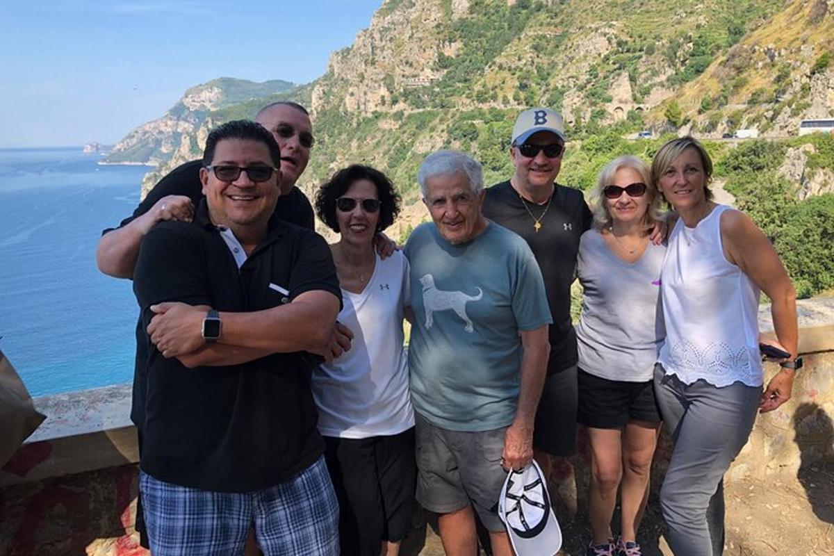 un gruppo di persone in posa per una foto vicino all'oceano