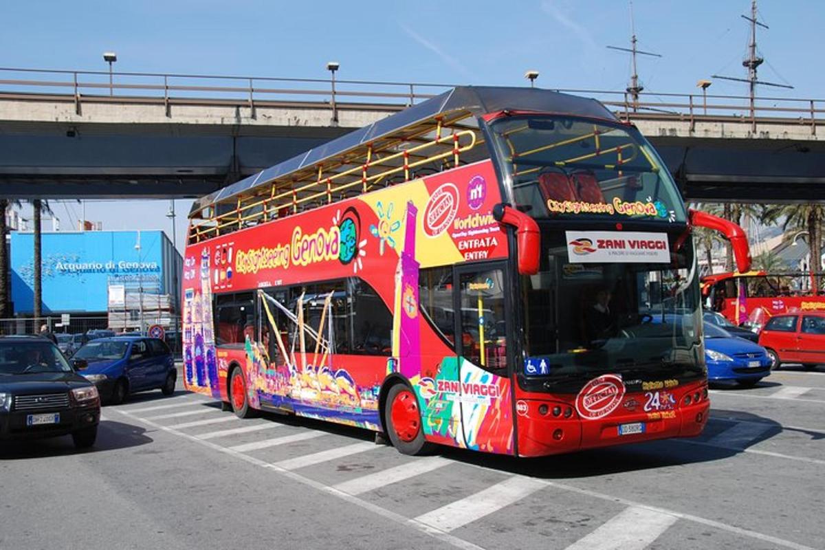 červený dvoupatrový autobus jedoucí po ulici