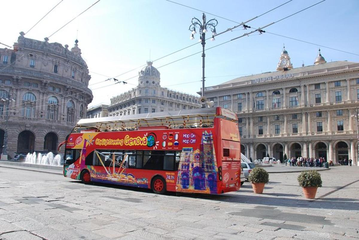 červený dvoupatrový autobus zaparkovaný před budovou