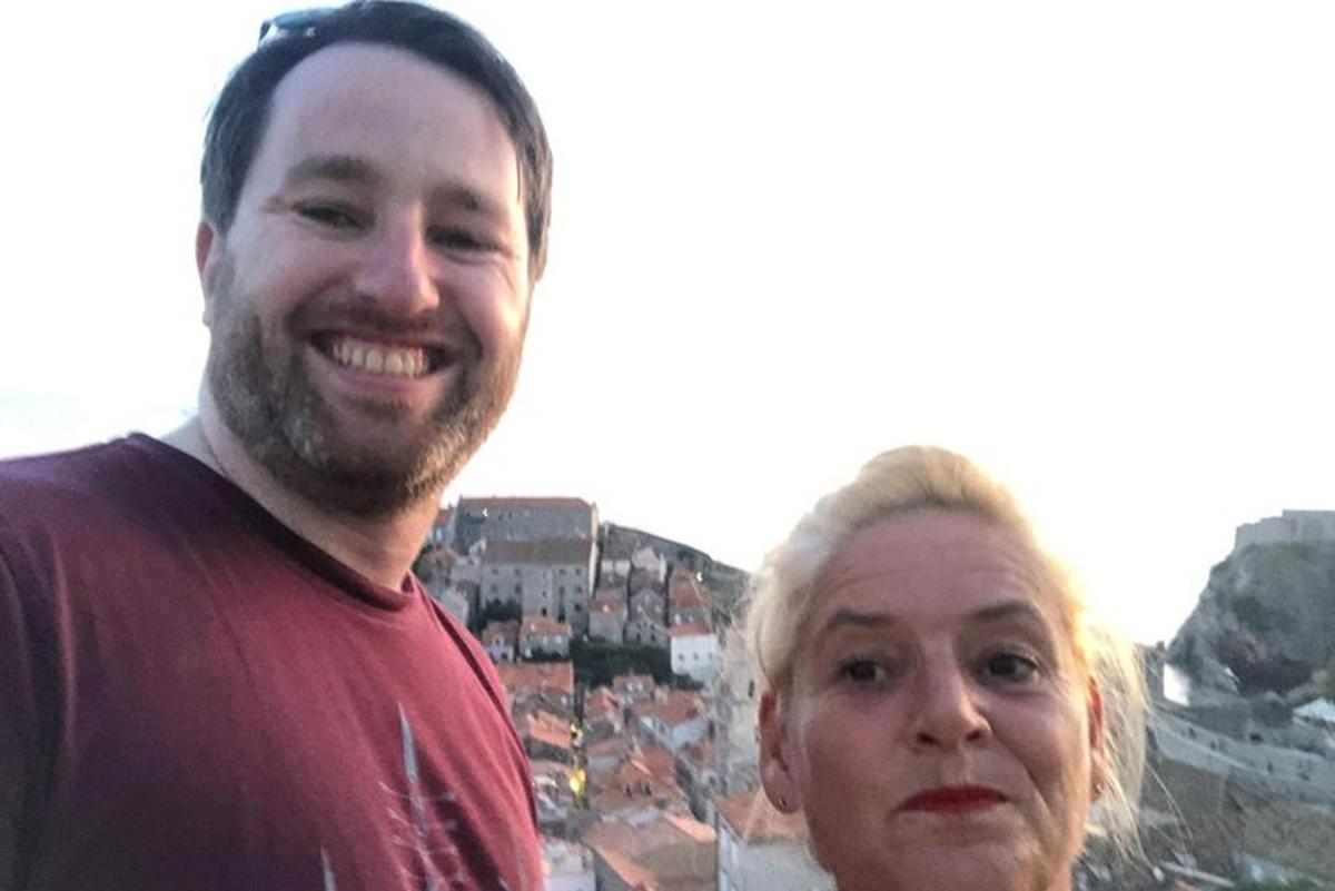 Un hombre y una mujer de pie uno al lado del otro