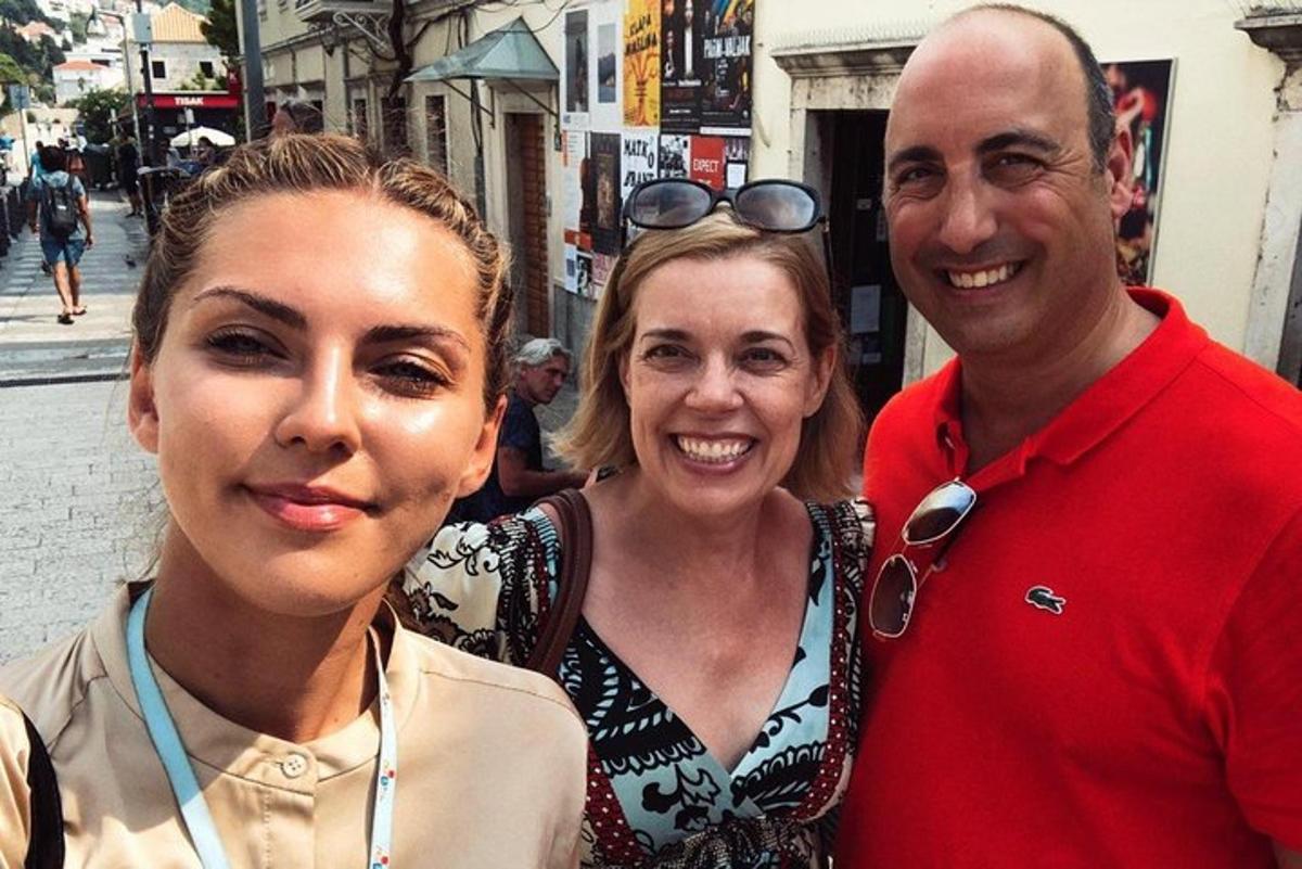 Un hombre y una mujer posando para una foto